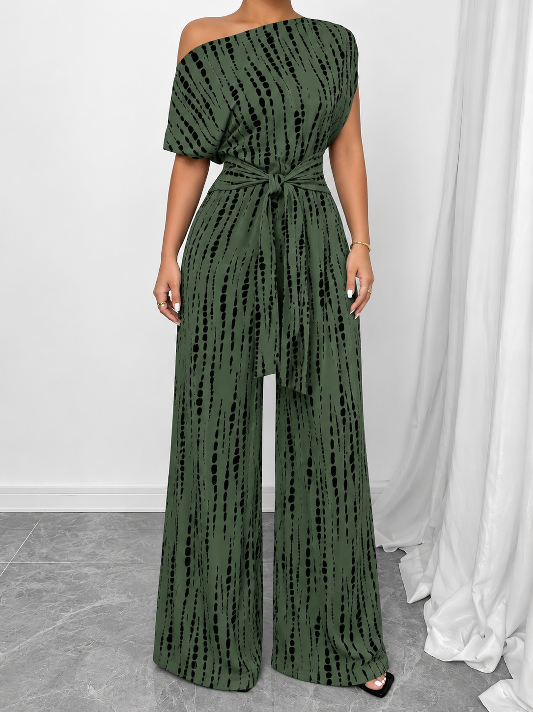 Combinaison Femme Asymétrique Noir & Blanc – Chic et Moderne