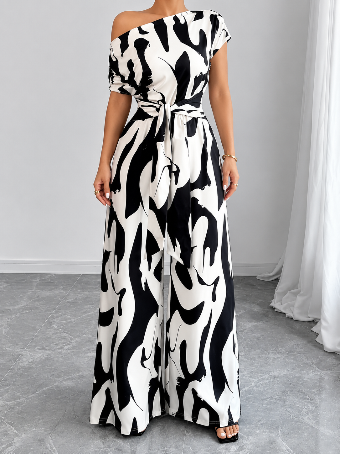 Combinaison Femme Asymétrique Noir & Blanc – Chic et Moderne